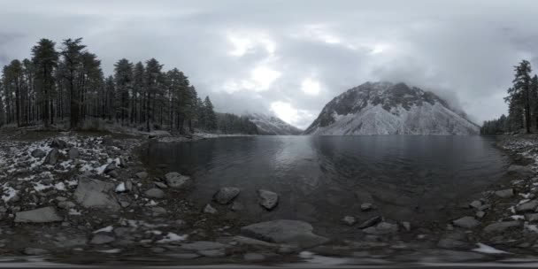 Lago de montaña 360 vr en la época de invierno. Naturaleza salvaje y valle del monte. Bosque verde de pinos y nubes rápidas en el cielo . — Vídeo de stock