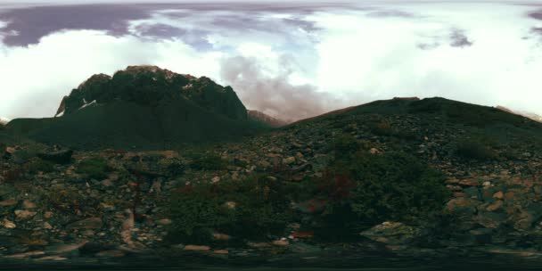 360 Vr της κοιλάδας του βουνού time lapse το φθινόπωρο. Άγρια ατελείωτη φύση και σύννεφα χιονοθύελλας. Ηλιαχτίδες πάνω από πράσινο γρασίδι και βράχια. — Αρχείο Βίντεο