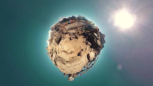 360 VR Gokyo Ri mountain top. Tibetan prayer Buddhist flag. Wild Himalayas high altitude nature and mount valley. Rocky slopes covered with ice. Tiny planet transformation. — Stock Video