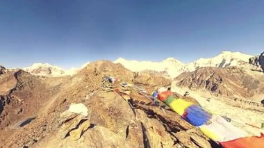 360 VR Gokyo Ri dağ tepesi. Tibet Budist bayrağı. Vahşi Himalayalar yüksek irtifa doğa ve dağ vadisi. Buzla kaplı kayalık yamaçlar. Panorama hareketi