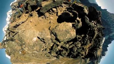 360 VR Gokyo Ri dağ tepesi. Tibet Budist bayrağı. Vahşi Himalayalar yüksek irtifa doğa ve dağ vadisi. Buzla kaplı kayalık yamaçlar. Küçük gezegen dönüşümü.