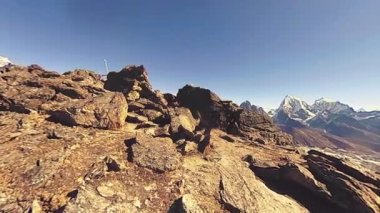360 VR Gokyo Ri dağ tepesi. Tibet Budist bayrağı. Vahşi Himalayalar yüksek irtifa doğa ve dağ vadisi. Buzla kaplı kayalık yamaçlar. Panorama hareketi