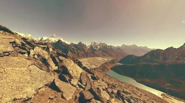 360 VR Gokyo Ri dağ tepesi. Tibet Budist bayrağı. Vahşi Himalayalar yüksek irtifa doğa ve dağ vadisi. Buzla kaplı kayalık yamaçlar. Panorama hareketi