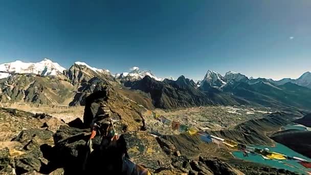 360 VR Gokyo Ri cima de la montaña. Bandera budista tibetana de oración. Himalaya salvaje naturaleza de gran altitud y valle del monte. Pendientes rocosas cubiertas de hielo. Movimiento panorámico — Vídeos de Stock