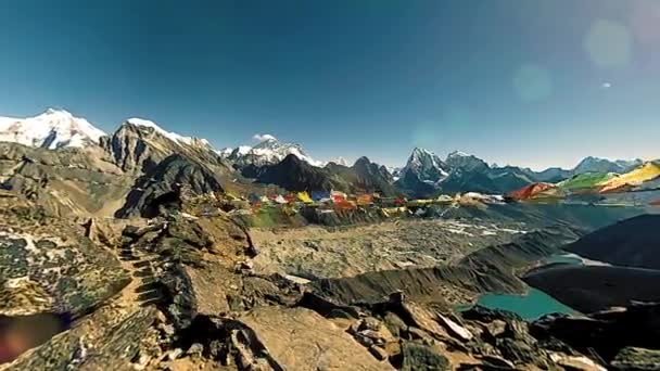 360 VR五鏡里山の頂上.チベットの祈りの仏教の旗。野生のヒマラヤの標高の高い自然と山の谷。岩の斜面は氷で覆われていた。パノラマの動き — ストック動画