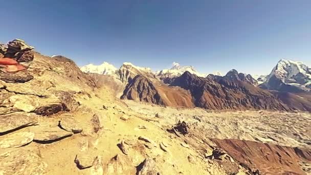 360 VR Gokyo Ri dağ tepesi. Tibet Budist bayrağı. Vahşi Himalayalar yüksek irtifa doğa ve dağ vadisi. Buzla kaplı kayalık yamaçlar. Panorama hareketi — Stok video