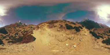 Nepal 'deki Dingboche ve Pheriche köyünün 4K VR' si, Everest ana kamp alanının temel noktası. EBC. Dağdaki Budist aptallığı..