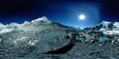 Khumbu Buzulu 'ndaki Everest Üssü' nün 360. Khumbu Vadisi, Sagarmatha Ulusal Parkı, Himalayalar 'ın Nepal' i. Gorak Shep yakınlarındaki EBC rotası.