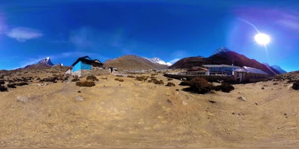 4K VR de Dingboche y la aldea de Pheriche en Nepal, punto básico de pista de campamento base everest. EBC. Estupa budista en la montaña. — Vídeos de Stock