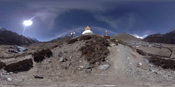 4K VR da aldeia de Dingboche e Pheriche, no Nepal, ponto básico da pista de acampamento base do Everest. EBC. Estupa budista na montanha. — Vídeo de Stock