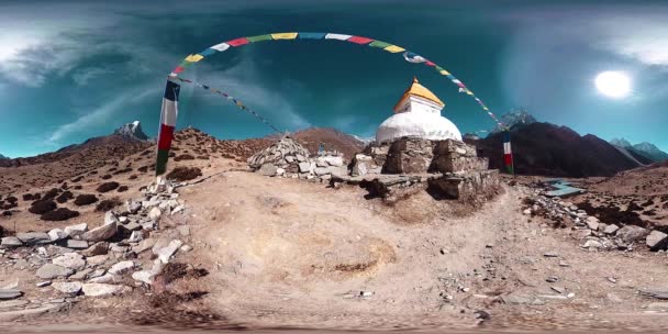 4K VR de Dingboche y la aldea de Pheriche en Nepal, punto básico de pista de campamento base everest. EBC. Estupa budista en la montaña. — Vídeo de stock