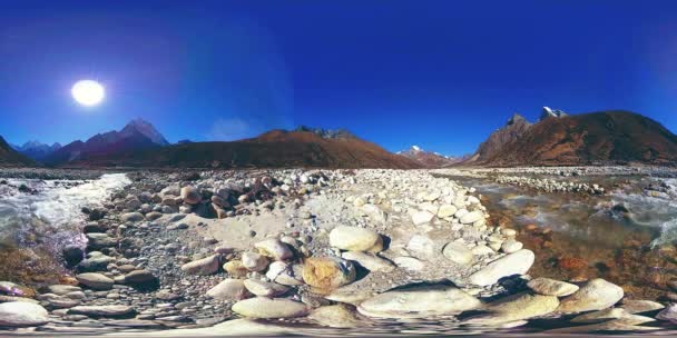 4K VR z vesnice Dingboche a Pheriche v Nepálu, základní bod všudypřítomné základnové stopy. EBC. Buddhistická stúpa na hoře. — Stock video