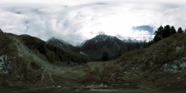Dağ Gölü 'nün kış zamanı 360 Vr. Vahşi doğa ve dağ vadisi. Çam ağaçlarından yeşil orman ve gökyüzünde hızlı bulutlar.