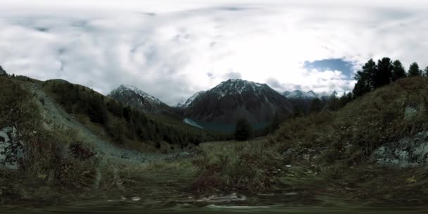 El lapso de tiempo del lago de montaña 360 vr en el tiempo de invierno. Naturaleza salvaje y valle del monte. Bosque verde de pinos y nubes rápidas en el cielo . — Vídeo de stock