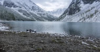 Kar Dağı Gölü 'nün zamanı sonbaharda doluyor. Vahşi doğa ve kırsal dağ vadisi. Çam ağaçlarından oluşan yeşil orman ve gökyüzünde dramatik bulutlar. Motorlu doli kaydırma hareketi