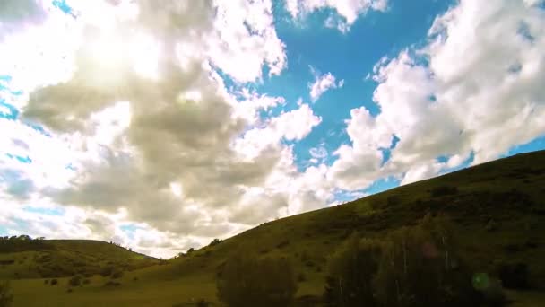 4K UHD horské louky čas vypršel v létě. Mraky, stromy, zelená tráva a sluneční paprsky pohyb. — Stock video