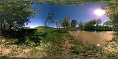 UHD 4K 360 VR Bir nehrin Sanal Gerçekliği güzel dağ ormanlarında kayaların üzerinden akıyor