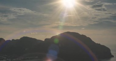 Phi Phi Adası 'nın harika körfezinde, teknelerle dolu bir zaman atlaması bulutları. Andaman deniz lagünü.