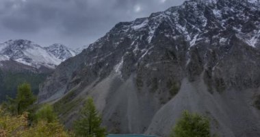 Sonbahar zamanı Dağ Vadisi 'ndeki destansı bulutların zamanı. Uçsuz bucaksız bir doğa ve kar fırtınası.