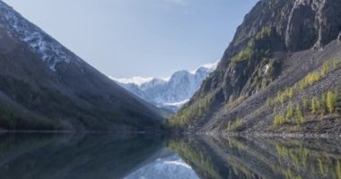 Dağ Gölü 'nün zamanı yaz ya da sonbahar zamanlarında geçiyor. Vahşi doğa ve kırsal dağ vadisi. Çam ağaçları ve güneş ışınlarından oluşan yeşil bir orman. Kamera hareketi