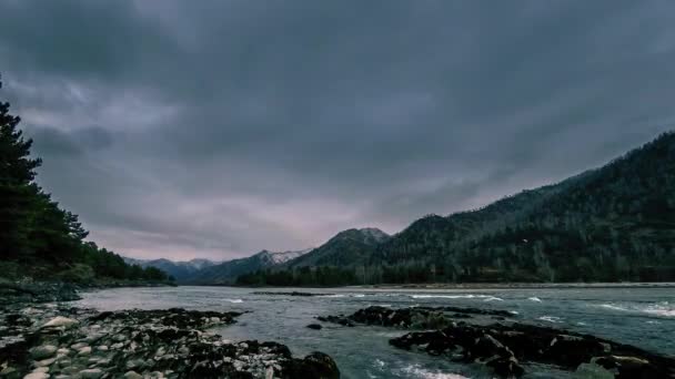Dağ ormanı yakınlarındaki bir nehrin hızlandırılmış görüntüsü. Büyük kayalar ve hızlı bulutlar hareket ediyor.. — Stok video