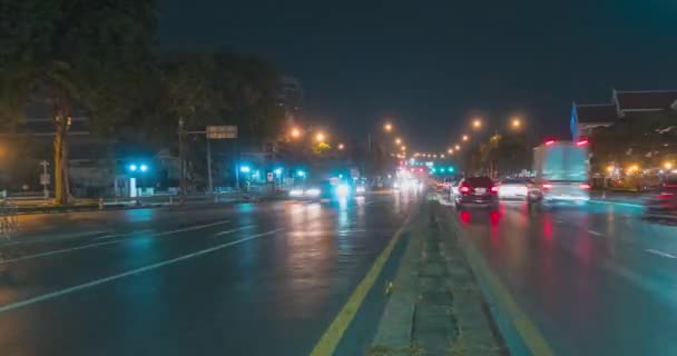 Hiperlapso del tráfico nocturno de la ciudad en la intersección de calles. Timelapse del movimiento de coches y motos. — Vídeo de stock