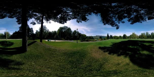 UHD 4K 360 VR Realtà Virtuale di un'area ricreativa del parco cittadino. Alberi ed erba verde al giorno d'autunno o d'estate — Video Stock