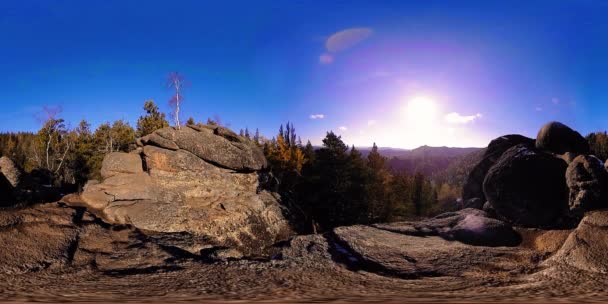 4K 360 VR Realidade virtual de uma bela cena de montanha no outono. Montanhas siberianas selvagens. — Vídeo de Stock