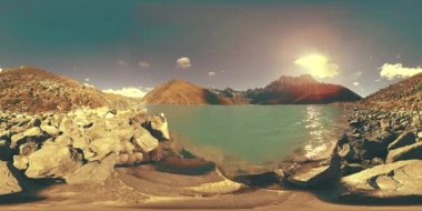 Kış mevsiminde VR Gokyo Ri Dağı Gölü. Vahşi Himalayalar yüksek irtifa doğa ve dağ vadisi. Kayalık yamaçlar buzla kaplı.