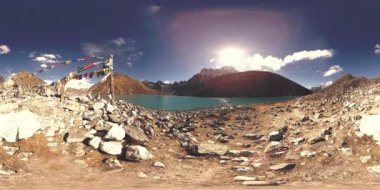 Kış mevsiminde VR Gokyo Ri Dağı Gölü. Vahşi Himalayalar yüksek irtifa doğa ve dağ vadisi. Kayalık yamaçlar buzla kaplı.