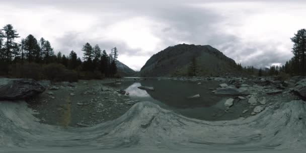 Lago de montaña 360 vr en el verano u otoño. Naturaleza salvaje y valle montañoso rural. Bosque verde de pinos y nubes rápidas en el cielo. — Vídeo de stock