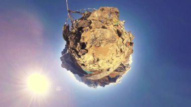 360 VR Gokyo Ri dağ tepesi. Tibet Budist bayrağı. Vahşi Himalayalar yüksek irtifa doğa ve dağ vadisi. Buzla kaplı kayalık yamaçlar. Küçük gezegen dönüşümü.