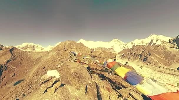 360 VR Gokyo Ri Mountain top. 티베트의 불교 깃발. 야생 히말라야는 높은 고도의 자연과 산의 계곡입니다. 바위가 많은 산비탈에 얼음이 덮여 있다. 파노라마의 움직임 — 비디오