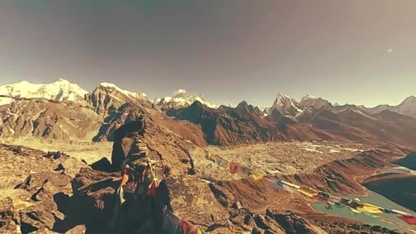 360 VR Gokyo Ri bergstopp. Tibetansk bönebuddhistisk flagga. Wild Himalaya hög höjd natur och berg dal. Klippiga sluttningar täckta med is. Panoramarörelse — Stockvideo