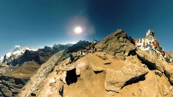 360 VR Gokyo Ri - вершина гори. Тибетський молитовник Буддійський прапор. Дикі Гімалаї височать над природою і долиною. Скелясті схили покриті льодом. Перетворення крихітної планети. — стокове відео