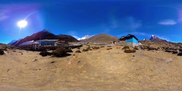 4K VR de Dingboche et le village de Pheriche au Népal, point de base de la piste de camp de base jamais est. EBC. Stupa bouddhiste sur la montagne. — Video