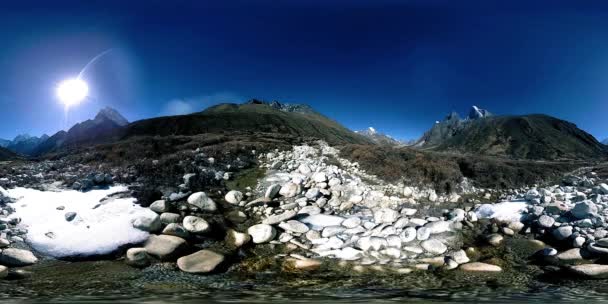 4K VR de Dingboche y la aldea de Pheriche en Nepal, punto básico de pista de campamento base everest. EBC. Estupa budista en la montaña. — Vídeo de stock