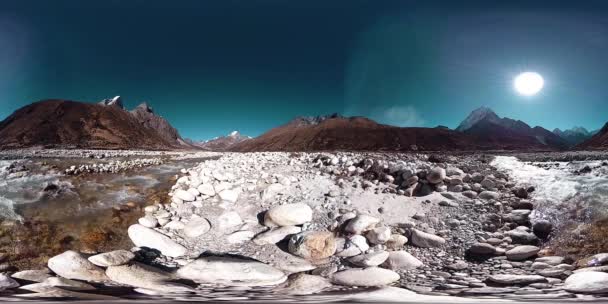 4K VR z vesnice Dingboche a Pheriche v Nepálu, základní bod všudypřítomné základnové stopy. EBC. Buddhistická stúpa na hoře. — Stock video