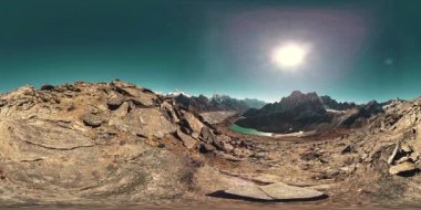 360 VR Gokyo Ri dağ tepesi. Tibet Budist bayrağı. Vahşi Himalayalar yüksek irtifa doğa ve dağ vadisi. Kayalık yamaçlar buzla kaplı.