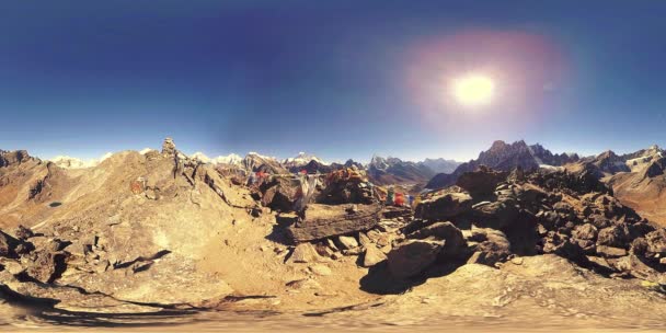 360 VR Gokyo Ri mountain top. 티베트의 불교 깃발. 야생 히말라야는 높은 고도의 자연 과 산의 계곡입니다. 얼음으로 덮인 로키 산비탈. — 비디오