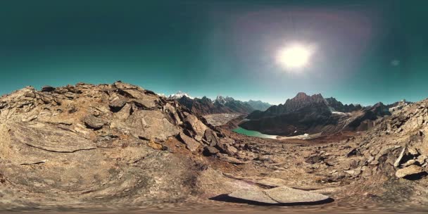 360 VR Gokyo Ri cima de la montaña. Bandera budista tibetana de oración. Himalaya salvaje naturaleza de gran altitud y valle del monte. Pendientes rocosas cubiertas de hielo. — Vídeos de Stock