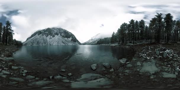 Time lapse of Mountain lake 360 vr at the winter time. Wild nature and mount valley. Green forest of pine trees and fast clouds on sky. — Stock Video