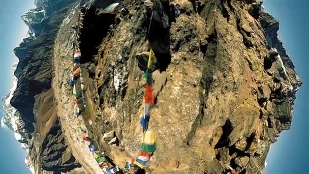 Gokyo Ri dağın tepesinde. Tibet Budist bayrağı. Vahşi Himalayalar yüksek irtifa doğa ve dağ vadisi. Buzla kaplı kayalık yamaçlar. Küçük gezegen dönüşümü — Stok video