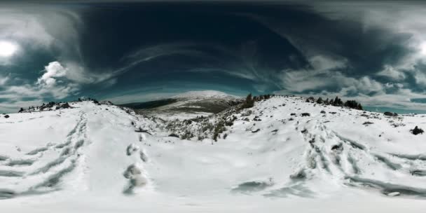 UHD 4K 360 VR dari puncak gunung bersalju. Matahari di puncak dan lanskap es. Batu beku musim dingin — Stok Video