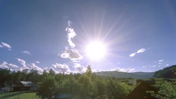 Górska wioska timelapse w okresie letnim lub jesiennym. Dzika przyroda azjatycka i obszary wiejskie. — Wideo stockowe