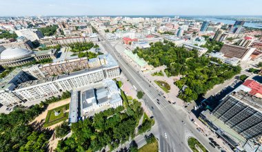 Yolları, evleri ve binaları olan havacılık şehri manzarası.