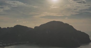 Phi Phi Adası 'nın harika körfezinde, teknelerle dolu bir zaman atlaması bulutları. Andaman deniz lagünü.