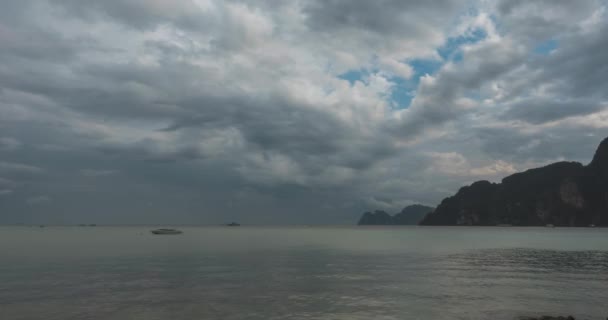 Tid bortfald af regn skyer over strand og hav landskab med både. Tropisk storm i havet. – Stock-video