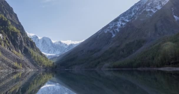 Ορεινή λίμνη timelapse το καλοκαίρι ή το φθινόπωρο. Άγρια φύση και αγροτική κοιλάδα του βουνού. Πράσινο δάσος από πεύκα και ηλιαχτίδες. Μετακίνηση κάμερας — Αρχείο Βίντεο
