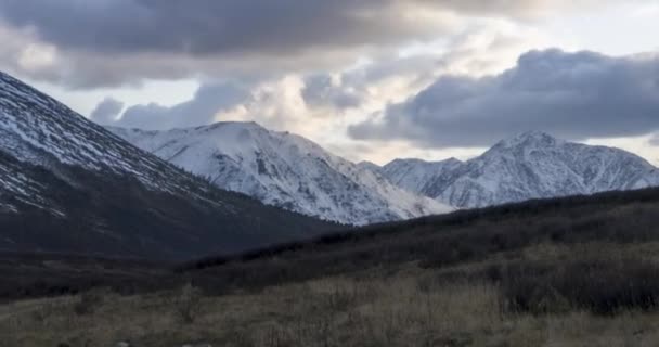 Timelapse de nubes épicas en la montaña medow en otoño. Naturaleza salvaje sin fin con cielo de tormenta de nieve. Movimiento rápido — Vídeos de Stock